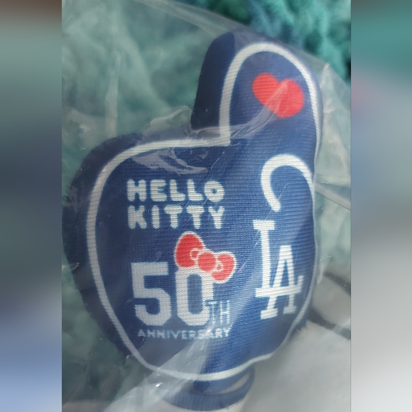 Hello Kitty x LA Dodgers 50th Anniversary limited edition - Picture 3 of 8